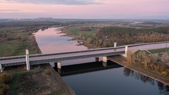 Das Wasserstraßenkreuz Magdeburg, der Mittellandkanal führt an dieser Stelle in einer Trogbrücke über die Elbe