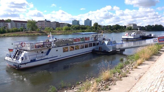 Ein Touristenschiff der Weißen Flotte in Magdeburg an der Anlegestelle.