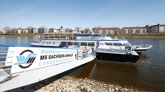 Passagierschiff ''Steiger 1'' der Weißen Flotte Magdeburg an Anlegestelle.