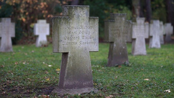 Gräberfeld für gefallene Soldaten auf dem Westfriedhof in Magdeburg (Sachsen-Anhalt). 