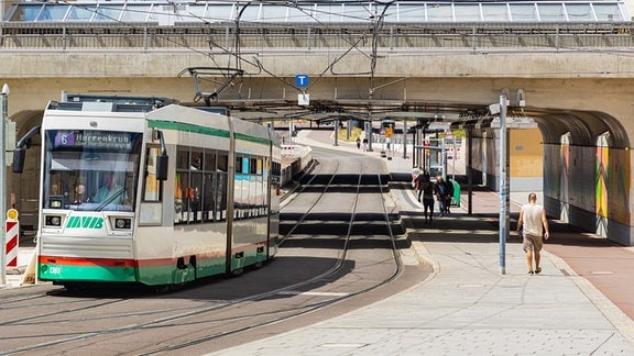Eine Straßenbahn fährt unter einer Brücke durch nahe des Hauptbahnhofs und Citytunnels. 