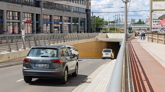 Autos fahren in den Citytunnel in Magdeburg herein. 
