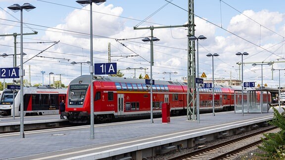 Züge von Deutscher Bahn und Abellio stehen im Hauptbahnhof in Magdeburg