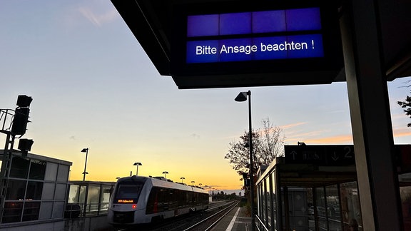 Anzeigetafel am Bahnhof Aschersleben