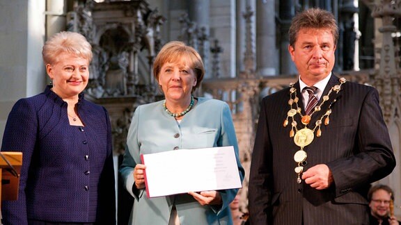 Staatspräsidentin Dalia Grybauskaite (Litauen),Bundeskanzlerin Dr. Angela Merkel (CDU), Oberbürgermeister Dr. Lutz Trümper (SPD) bei der Verleihung des Kasier-Otto-Preises 2011