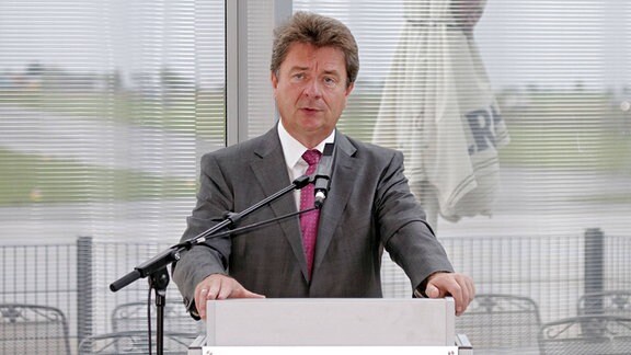 Magdeburgs Oberbürgermeister Lutz Trümper im Jahr 2012 während einer Messeeröffnung an einem Rednerpult.