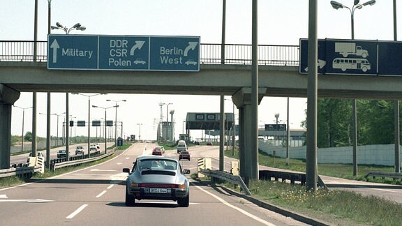 Autos fahren durch Marienborn Grenzübergang 1990