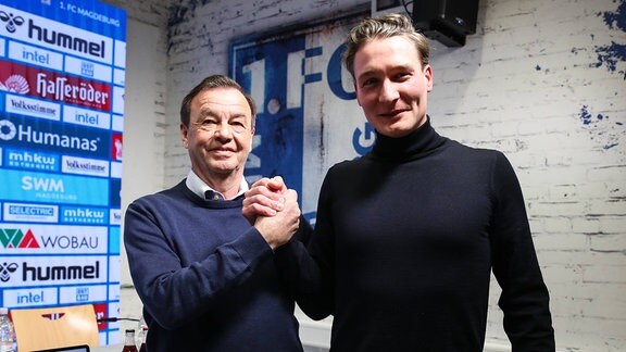 Geschäftsführer Otmar Schork (1. FC Magdeburg) und Kaufmännischer Geschäftsführer Martin Geisthardt (1. FC Magdeburg) posieren für ein Foto.