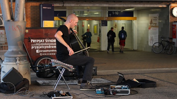 Matthias Marggraff, Straßenmusiker mit Cello in Magdeburg