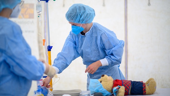 Die Medizinstudentinnen bereiten den OP-Saal der Teddyklinik auf eine Teddy-Untersuchung vor.