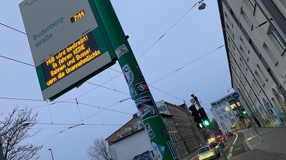 Ein Haltestellenschild der Magdeburger Verkehrsbetriebe zeigt die Meldung: «MVB wird bestreikt».