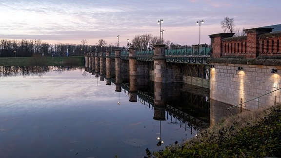 Das Pretziener Wehr mit hohem Wasserstand im Sonnenaufgang.