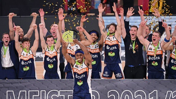 Siegerehrung Das Team von Rostock Seawolves feiert die Meisterschaft, Chris Carter Mitte vorn mit Meisterpokal