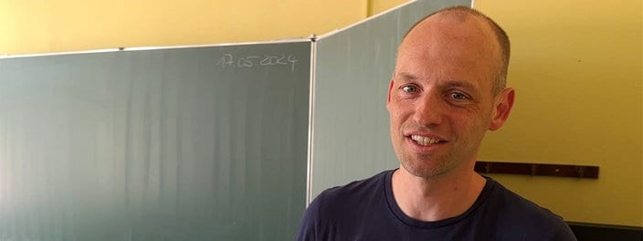 Lehrer Stefan Lenhart im Klassenzimmer