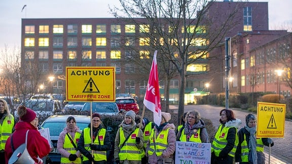 Krankenschwestern des Ameos-Klinikums stehen vor dem Krankenhaus und streiken. Im Streit um bessere Arbeitsbedingungen und mehr Geld für das Personal