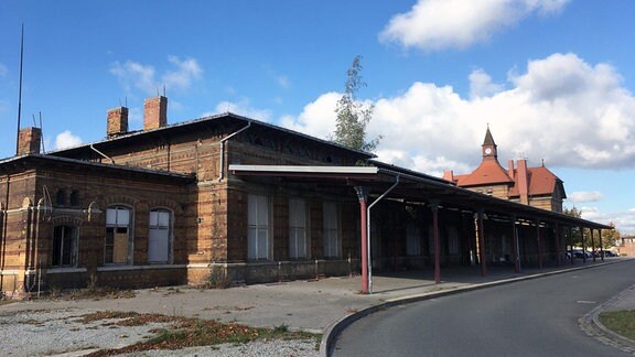Bahnhofsgebäude Güsten von außen.