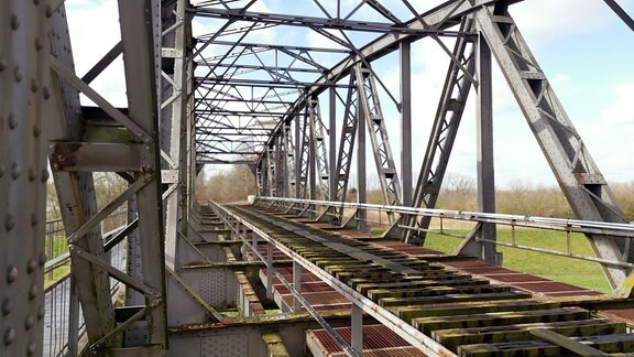 stillgelegte Eisenbahnbrücke