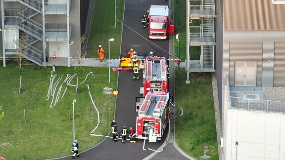 Drohnenaufnahme mehrerer Feuerwehr-Fahrzeuge, die vor dem einem Rechenzentrum in Biere stehen.