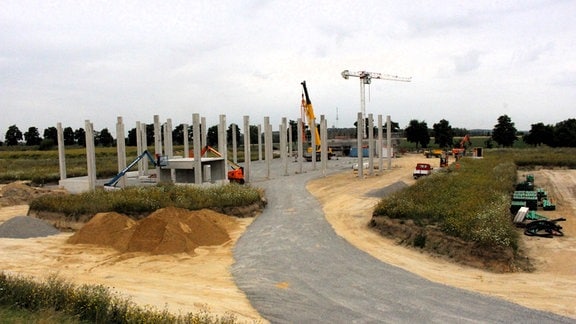 Baufahrzeuge auf einer Baustelle für eine Firma.