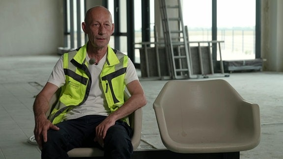 Dirk Lüdicke, Hausmeister am Flughafen Cochstedt