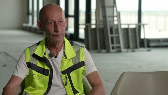 Dirk Lüdicke, Hausmeister am Flughafen Cochstedt