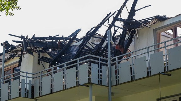 Ein zerstörter und verkohlter Dachstuhl nach einem Feuer in Könnern. 