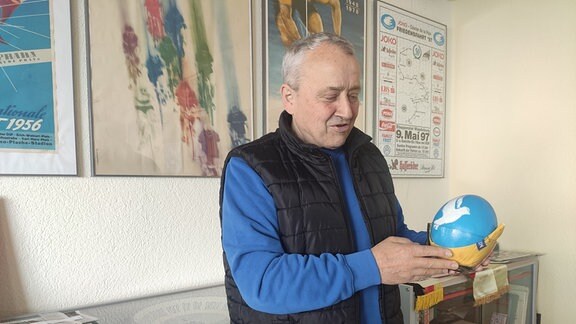 Museumsleiter Horst Schäfer mit einem Friedensfahrt-Ei