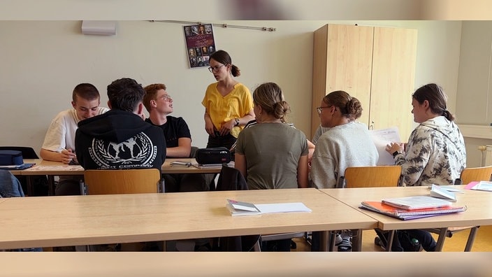 Lehrerin Evany Huckenbeck mit Schülern | Bildrechte: MDR/Tim Magas Lehrerin Evany Huckenbeck mit Schülern