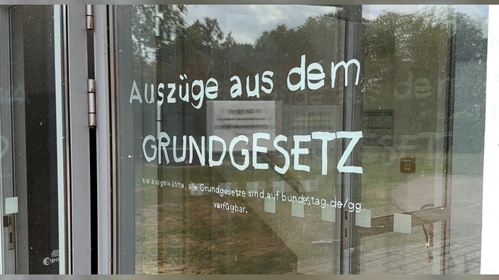 Schriftzug "Auszüge aus dem Grungesetz" auf Glastür | Bildrechte: MDR/Tim Magas Schriftzug "Auszüge aus dem Grungesetz" auf Glastür