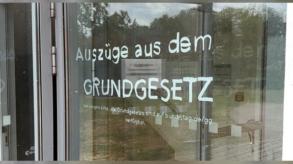 Schriftzug "Auszüge aus dem Grungesetz" auf Glastür