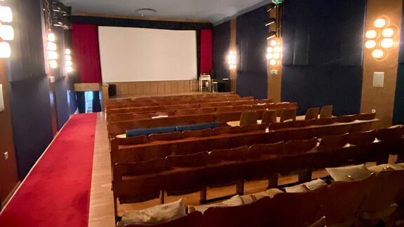 Kinosaal mit Sitzreihen aus Holz