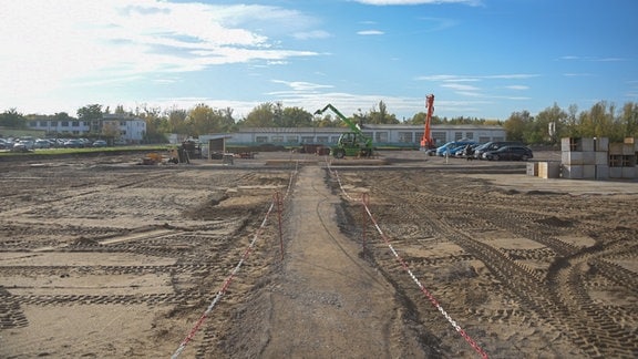 Auf einer Freifläche in einem Gewergegebiet in Schönebeck stehen Bagger.