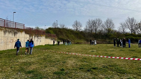 Schüler stecken die Fläche für den Mini-Wald in Aschersleben ab