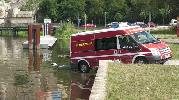 Ein Feuerwehrauto, das sehr nah an einem Gewässer ist