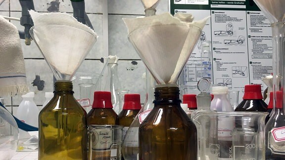 Labor mit Gefäßen, Flaschen und Trichtern mit Filter