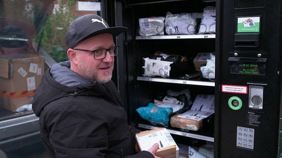 Robin Häckel vor dem Secret-Packs-Automaten in Aschersleben