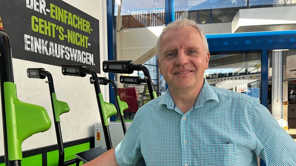 Supermarktbetreiber Heiko Grunert hat in seinem Markt in Aschersleben Selbstbedienungskassen und smarte Einkaufswagen eingeführt.