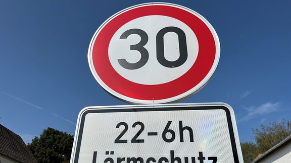 Verkehrsschilder Tempo 30 und Lärmschutz