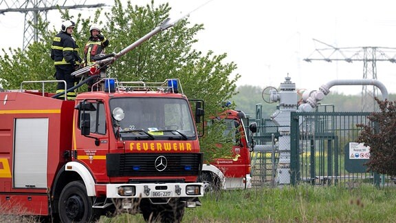 Einsatzkräfte der Feuerwehr kühlen mit Löschwasser das Umfeld einer Erdgaskaverne während einer Notfallübung in Peißen bei Bernburg. 