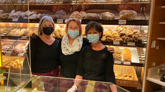 Schließung der Bäckerei Braune: Von links: Petra Lobenstein, Katrin Gruß und Birgit Braune (Besitzerin der Bäckerei seit 15 Jahren).