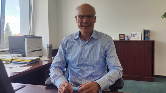 Thorsten Kroll, Finanzbeauftragter Magdeburg, lächelt in die Kamera.
