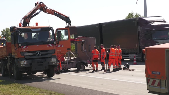 Auf der A2 wurde am Dienstag ein Mitarbeiter der Autobahnmeisterei schwer verletzt. Ein Lkw war in einen Schilderwagen gefahren. Zwischen Magdeburg-Kannenstieg und Irxleben war die Autobahn kurzzeitig gesperrt.