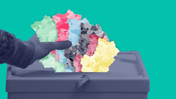 Eine Hand steckt Sachsen-Anhalt-Karten in eine Wahlurne. Diese zeigen die Hochburgen bei der Kommunalwahl.
