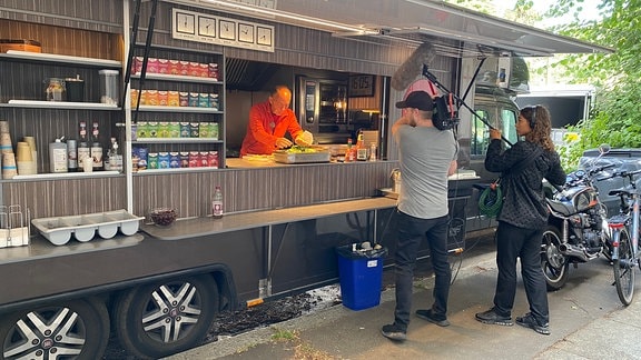 In seinem Fooddtruck steht Jörg Kriminski. 