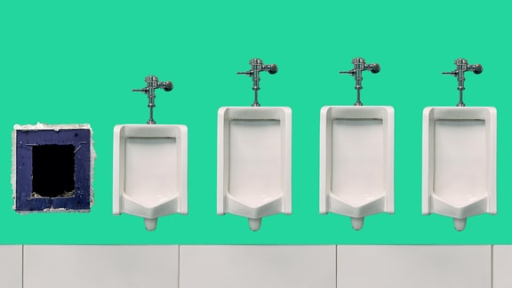 Vier Urinale und nebeneinander an einer grünen Wand. Links davon ist ein Loch in der Wand, an dem mal ein Urinal hing.