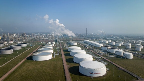Chemiepark Leuna mit der TotalEnergies Raffinerie Mitteldeutschland.