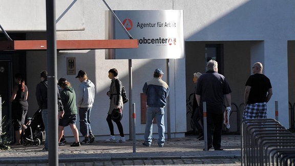 Vor dem Jobcenter der Bundesagentur für Arrbeit in Dessau warten 2015 Menschen auf den Beginnd der Sprechstunde.