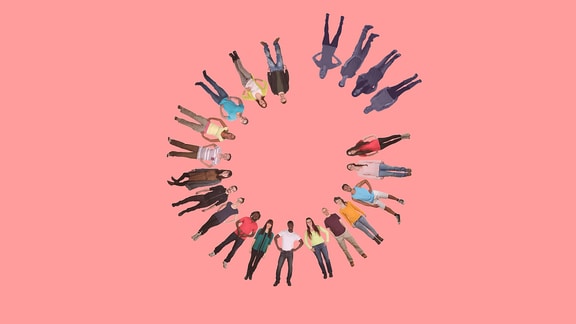 Ein symbolisches Bild aus einer Menschengruppe in einem Kreis, wobei einige abgesondert sind.