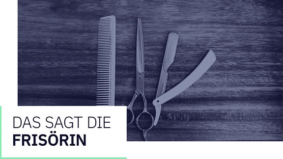 Draufsicht auf Schere und Kamm neben Rasiermesser mit scharfen Metallklingen auf Holztisch in Friseursalon.