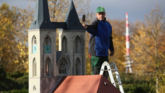 Hartmut Göcke bereitet das Modell der Martini Kirche für den Abbau vor.